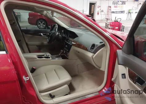 2013 Mercedes-Benz C 300 Sport 4Matic z USA, uszkodzony, nr VIN WDDGF8AB3DA792016